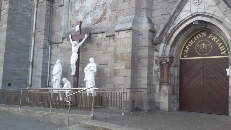 कपुचिन फ्रायर्स आवास के सामने का स्थान