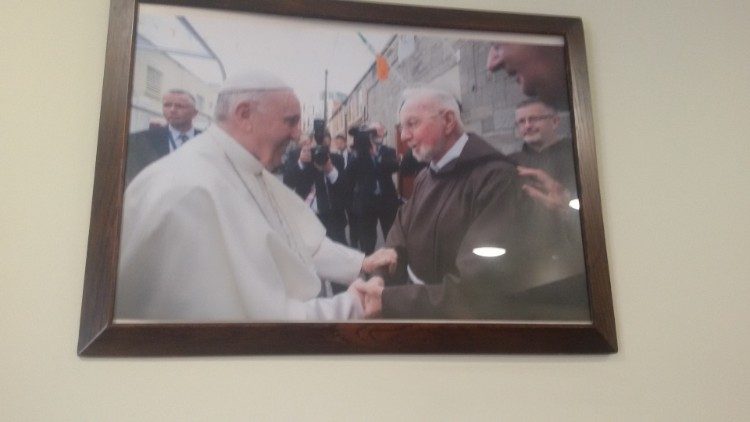 कपुचिन डे सेंटर में संत पापा फ्राँसिस और ब्रदर केविन क्रॉली की तस्वीर