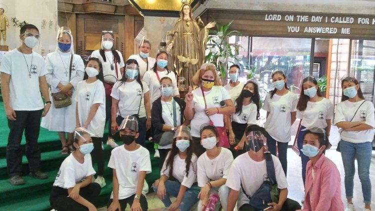 Una comunità di fedeli della Chiesa filippina