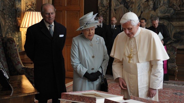 Príncipe Phlip com Bento XVI em 16 de setembro de 2010  