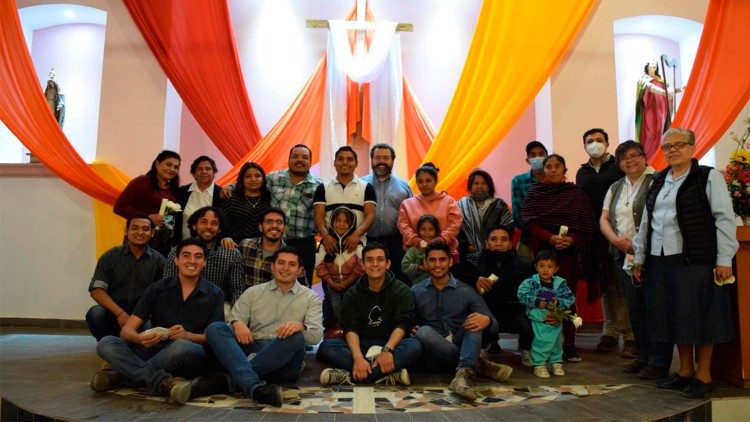 La comunidad reunida para celebrar la alegría de la Pascua de Resurrección