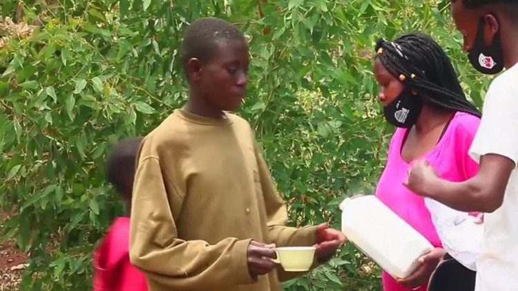 Bambini di strada di Rango dissetati dai parrocchiani della chiesa di San Giovanni Bosco