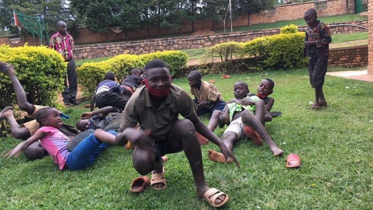 Ancora i bambini di strada di Rango nel cortile del Centro di formazione professionale salesiano