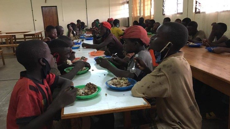 Bambini di strada e studenti del centro di formazione professionale Don Bosco di Rango a pranzo