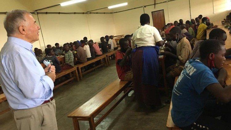 Don Darko con studenti e bambini di strada nel centro di formazione professionale Don Bosco di Rango