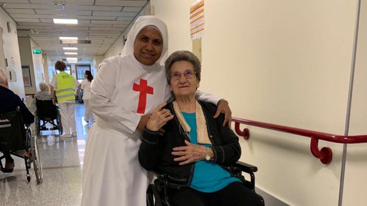 Suor Lancy con una paziente