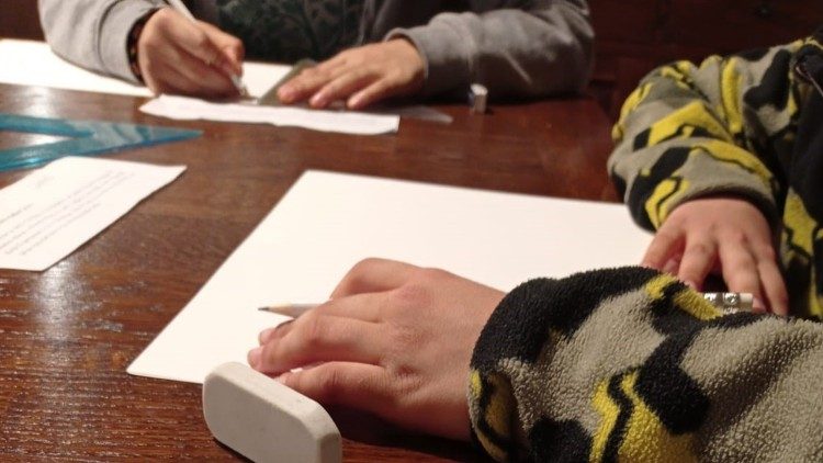 Al lavoro per disegnare la Via Crucis del Papa