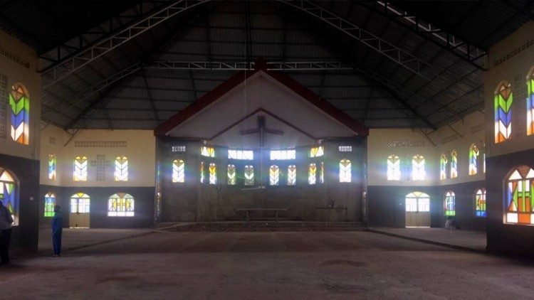 L'interno della chiesa, in ristrutturazione