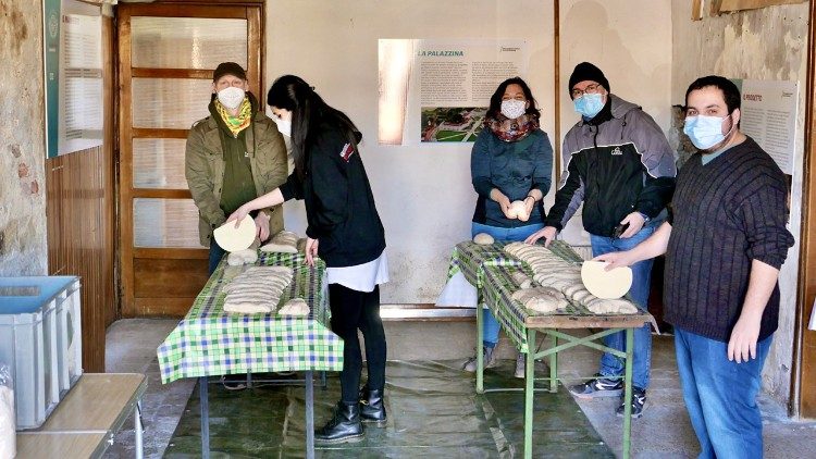 Los jóvenes de la Comunidad Laudato si' de Stupinigi trabajando