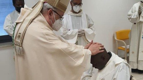 Comovente ordenação de Pe. Livinus, gravemente doente: o Papa disse sim imediatamente