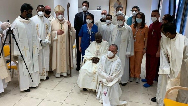 La foto al termine della Liturgia celebrata presso la struttura di cura romana