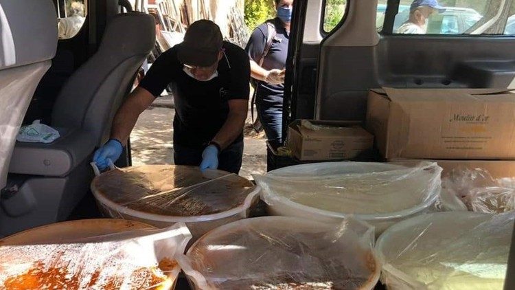 Il servizio per distribuire pasti nell'emergenza successiva all'esplosione