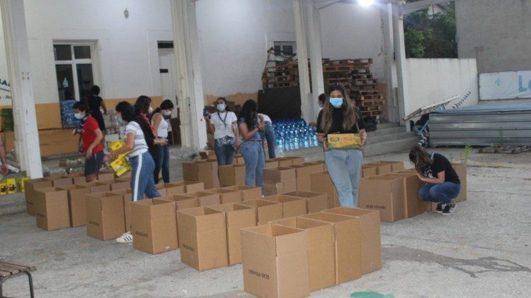 La preparazione dei pacchi alimentari nell'emergenza successiva all'esplosione