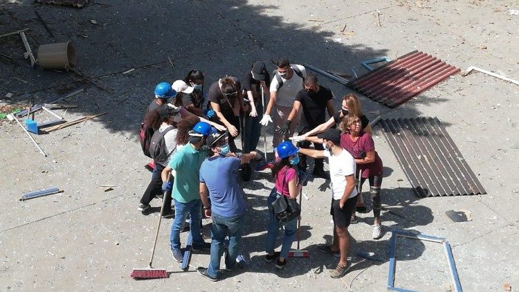Beirut, volontari impegnati nella prima pulizia dalle macerie nelle scuole, subito dopo l'esplosione al porto