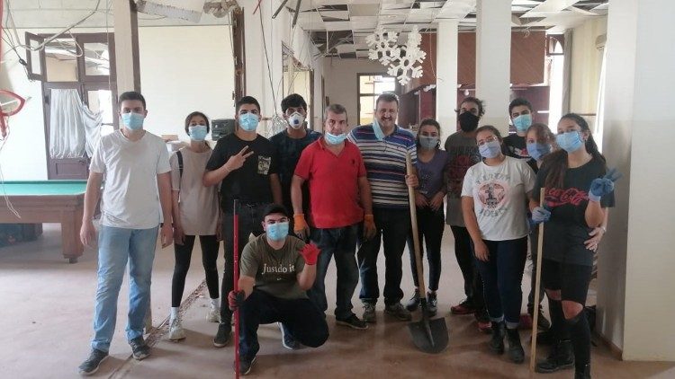 Beirut: alunni, ex alunni, insegnanti e genitori impegnati nella pulizia dalle macerie nelle scuole  danneggiate dall'esplosione al porto