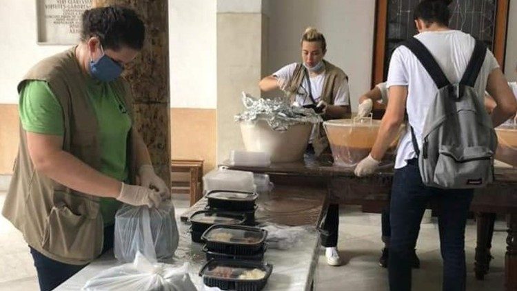 Il servizio per distribuire pasti nell'emergenza successiva all'esplosione