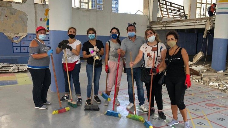 L'impegno di allievi, ex allievi, genitori e insegnanti delle scuole lasalliane di Beirut per ripulire dalle macerie 