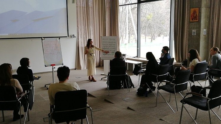 Фахівці з різних сфер та члени Центру гідності дитини під час стратегічної сесії