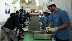 migranti-accoglienza-mensa-2-volontari-Jesuit-Refugee-Service-foto-Centro-Astalli---ph.-Fr.jpg