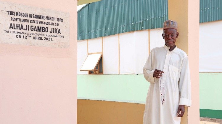 Gläubiger Muslim in der Moschee in Sangere-Marghi (Foto: Hebron Giwa - Missio Aachen)