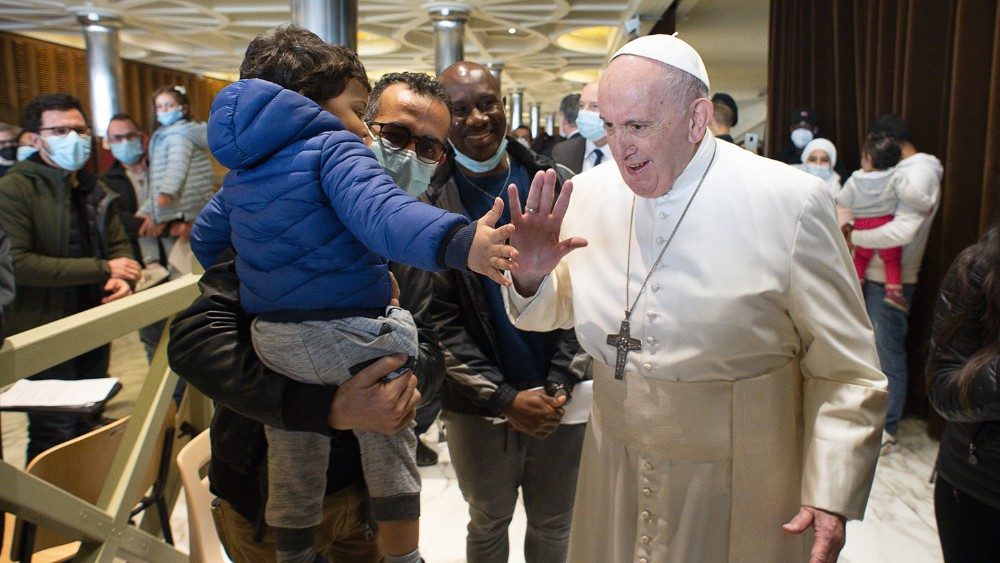 O Papa visita local de vacinação na Sala Paulo VI, por ocasião de seu onomástico - 23.04.2021 (Vatican Media)