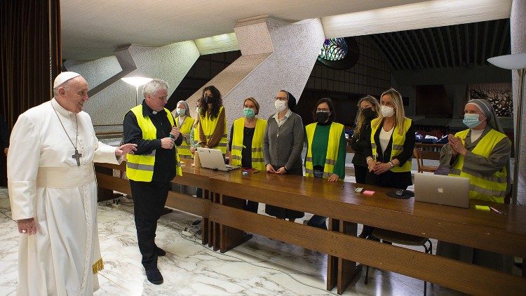 Im April hat Papst Franziskus dem vatikanischen Impfzentrum in der  Audienzhalle einen Überraschungsbesuch abgestattet