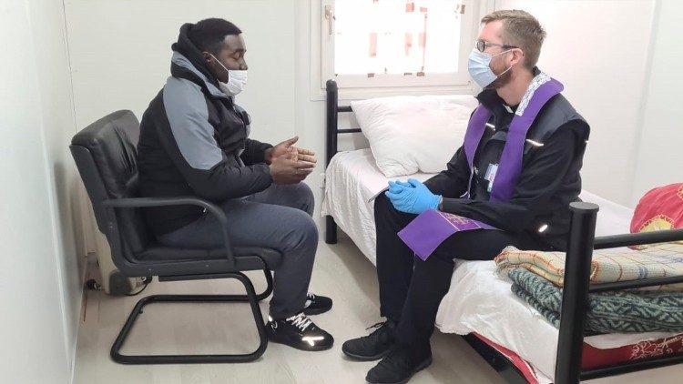 Padre Stanko Perica confessa un profugo a Bihac