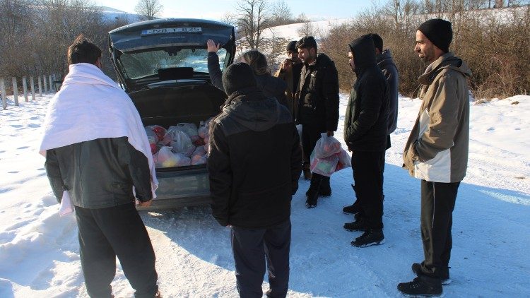 Ancora distribuzione di aiuti in mezzo alla neve