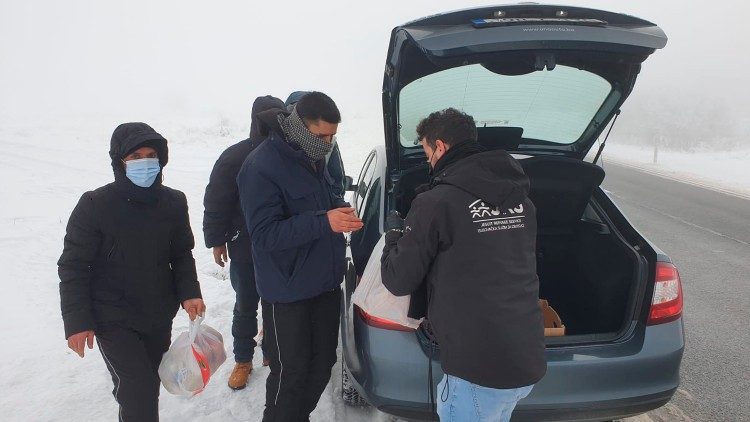 Quest'inverno, con neve e gelo, distribuzione di alimenti e medicinali per i profughi fuori dai campi