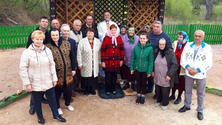 Отець Віталій Квапіш з вірними перед каплицею в одному з покинутих сіл