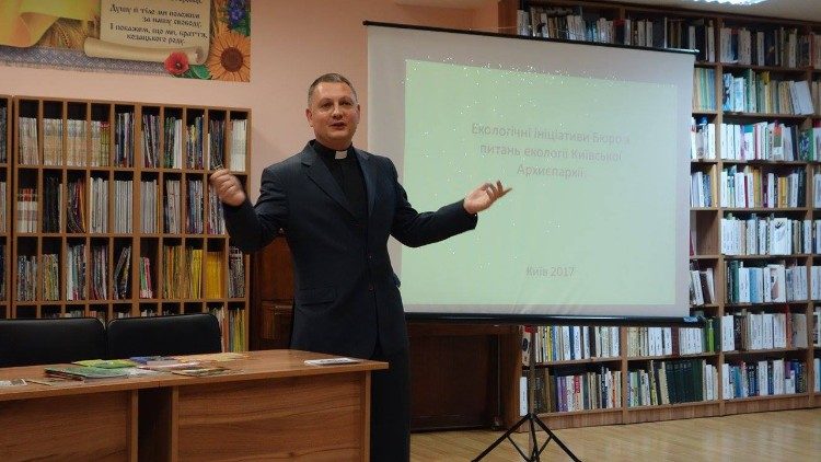 Отець Роман Романович