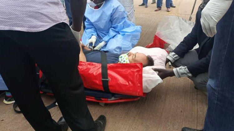 Mgr Christian Carlassare, évêque élu de Rumbeck au Soudan du Sud, lors de sa descente d'avion à la capitale Juba, après l'agression subie dans la nuit du 25 au 26 avril.