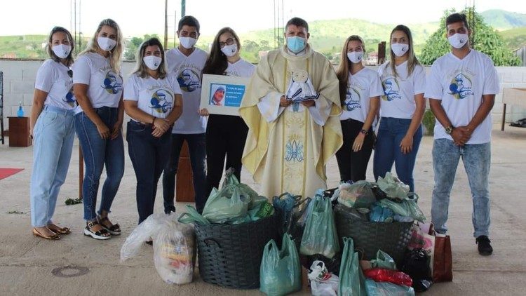 Jovens da Paróquia Nossa Senhora da Penha no Distrito de Morro do Coco, RJ.
