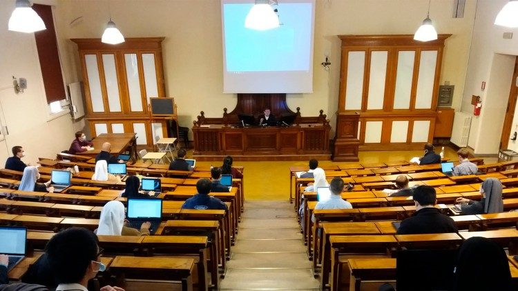 Cardeal João Braz de Aviz fala a futuros formadores