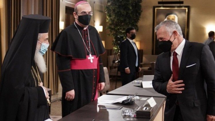 O patriarca latino de Jerusalém, dom frei Pierbattista Piazzaballa, encontra o rei da Jordânia, Abdullah II