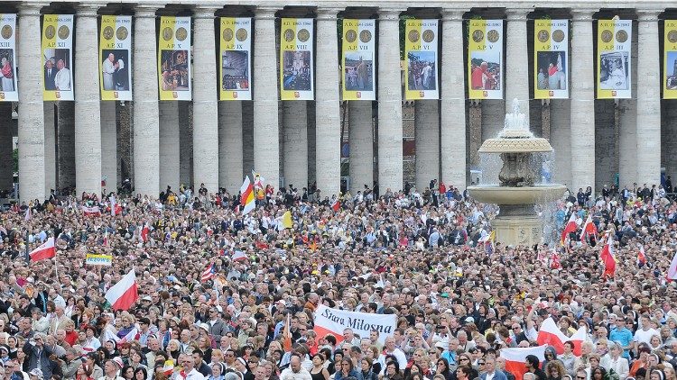 Le immagini del pontificato sul Colonnato di San Pietro