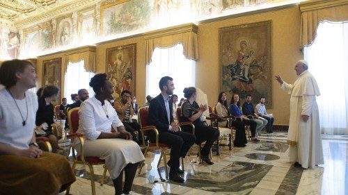 Il Papa: scegliere la fraternità perché i deboli non siano "materiale di scarto"