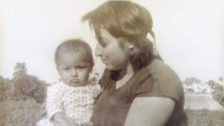 Lillina con in braccio una bimba del villaggio 