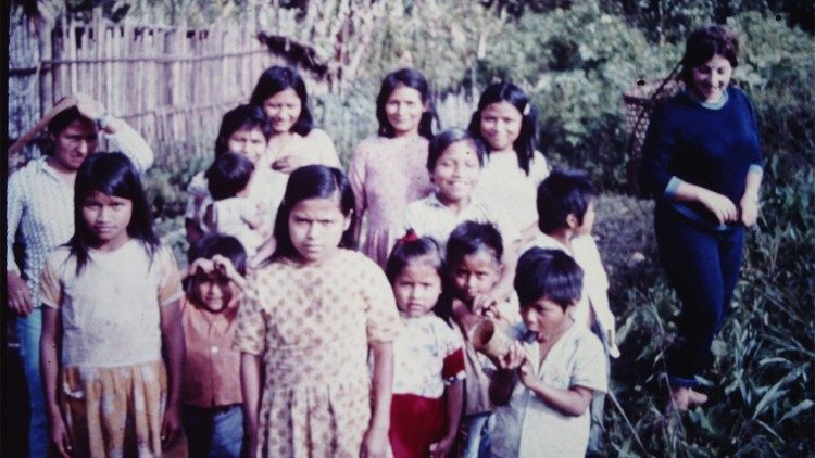 Con i bambini del villaggio