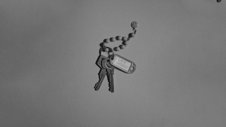 Una delle foto che compongono la mostra. Un mazzo di chiavi, segno di riscatto