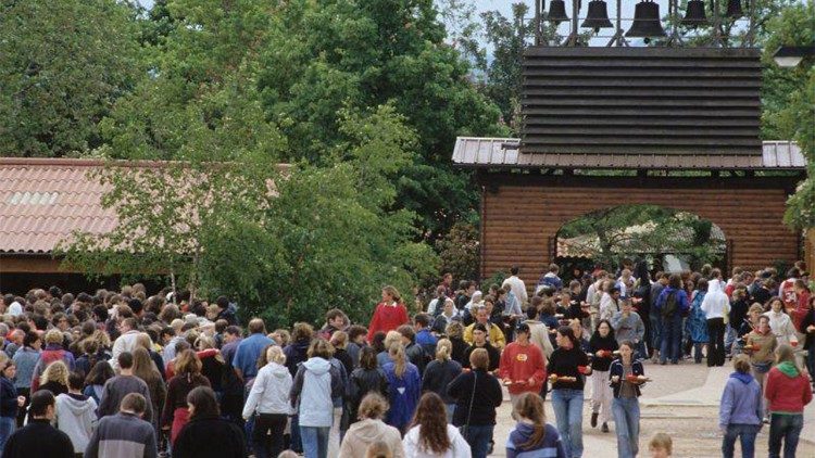 Giovani ad un incontro promosso dalla Comunità di Taizé (foto d'archivio)