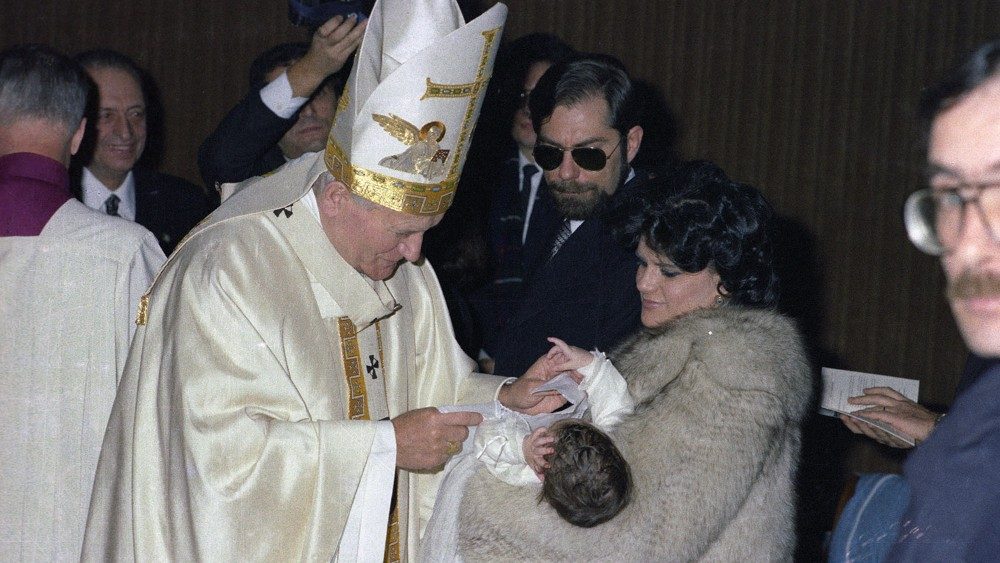 le 10 janvier 1982, le pape Jean Paul II baptise des nouveaux nés dans la chapelle Pauline au Vatican
