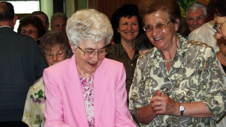 Chiara Lubich con, a destra, Palmira Frizzera (© CSC Audiovisivi)