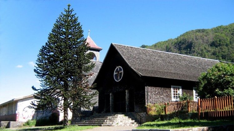 Iglesia de San Sebastián de Curarrehue, construída en 1953, antes del incendio
