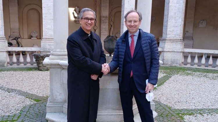 Monsignor Dario Edoardo Viganò e l'ambasciatore Pietro Sebastiani