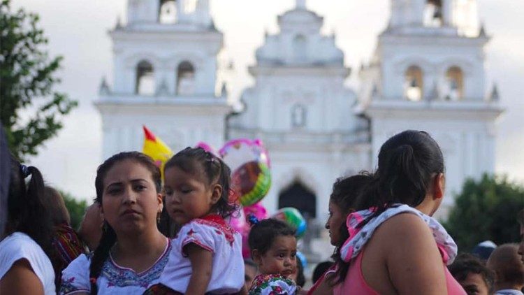 Nenschen vor der Basilika San Cristo de Esquipulas