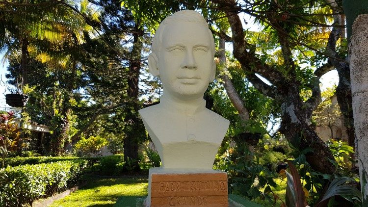 Estátua dedicada a padre Rutilio
