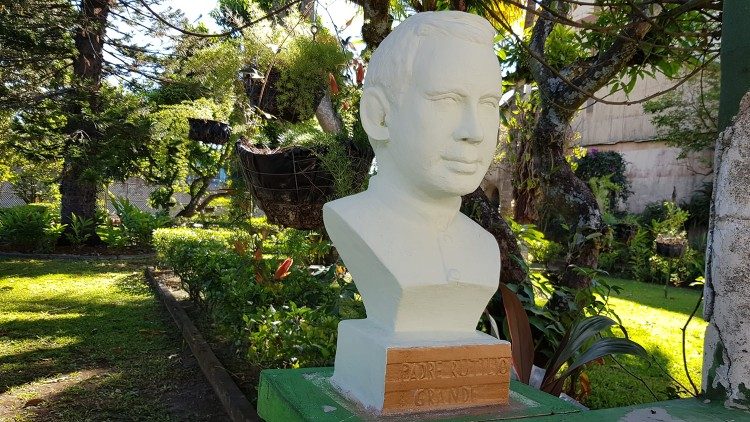 Una statua dedicata a padre Rutilio Grande