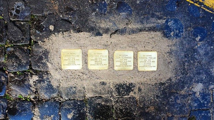 Le quattro pietre d'inciampo in ricordo della famiglia Pollak