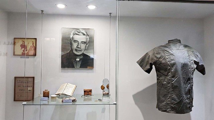 La vetrina con gli oggetti appartenuti a padre Rutilio 